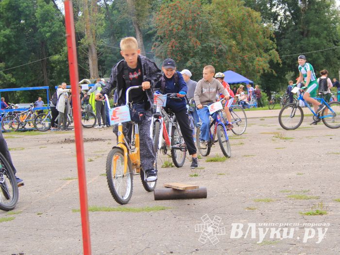 В Великих Луках прошёл Велопарад (ФОТО)