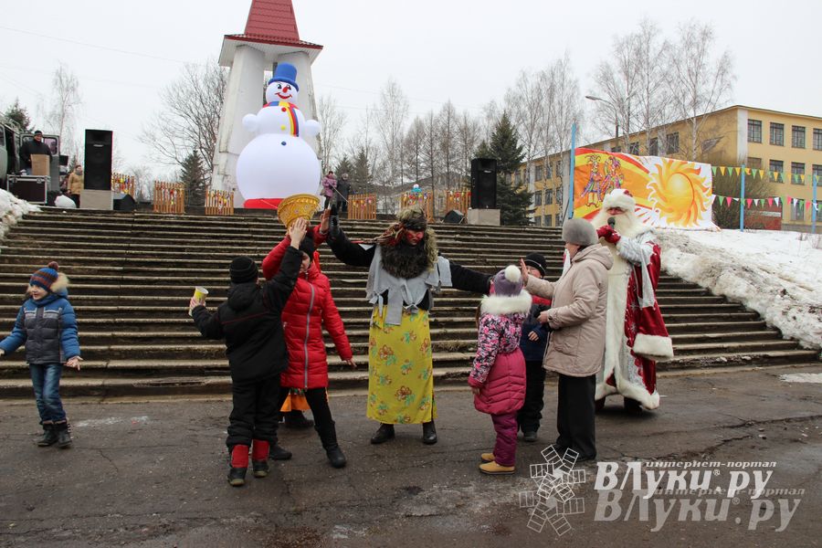В Великих Луках состоялись проводы Широкой Масленицы — 2015 (фото)
