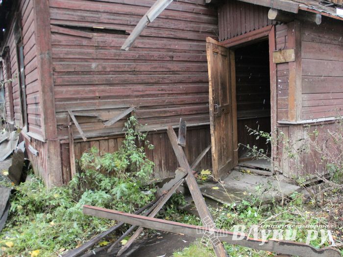 В Великих Луках сносят барак (ФОТО)