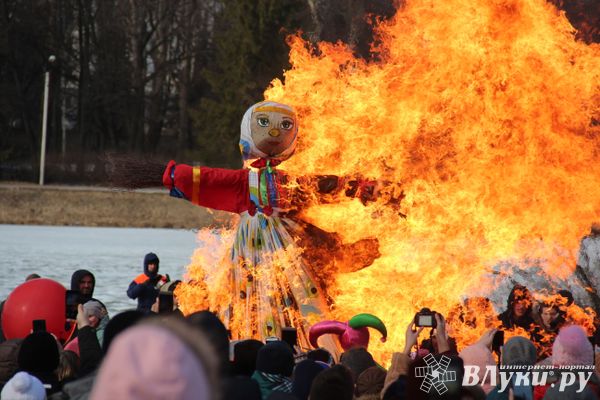 В Великих Луках широко отметили Масленицу (ФОТО)