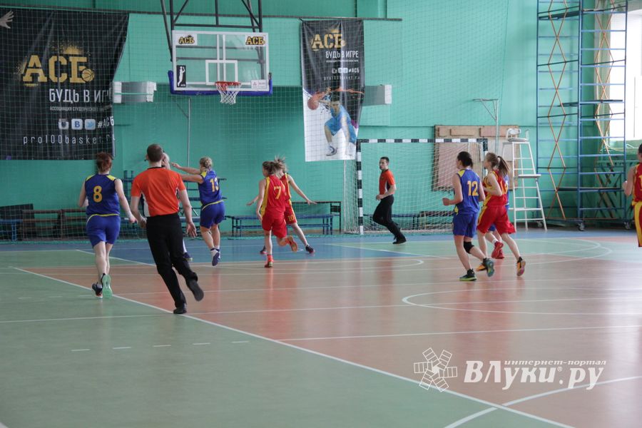 В Великих Луках прошел чемпионат по баскетболу