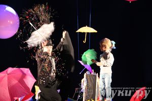 Шоу магических зонтиков и мыльных пузырей увидели юные великолучане