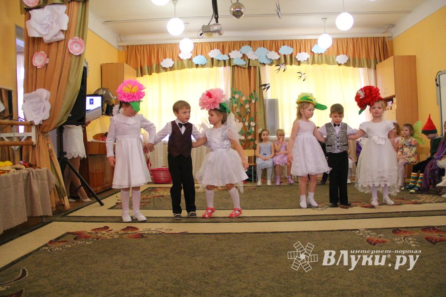 Юные великолучане поздравили мам и бабушек с помощью Золушки (ФОТО)