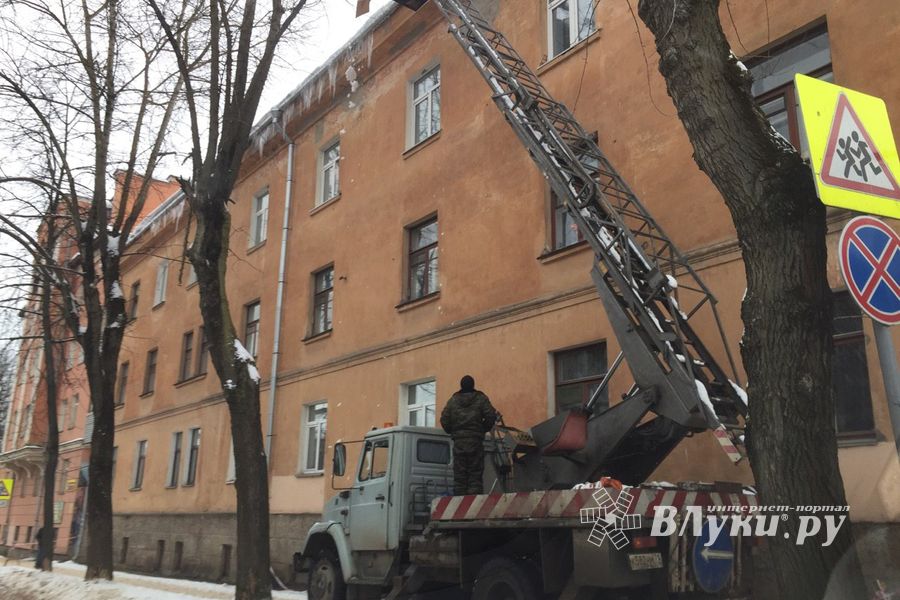 ФОТОФАКТ: В Великих Луках чистят снег