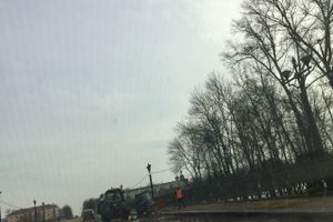 Центральный мост через Ловать в Великих Луках убирают от снега (ФОТО)