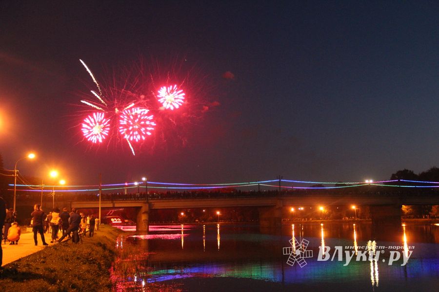 Праздничный салют в честь Дня Победы был дан в Великих Луках (ФОТО)