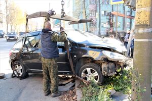 ДТП на перекрёстке Великих Лук: Peugeot увёз эвакуатор (ФОТО)