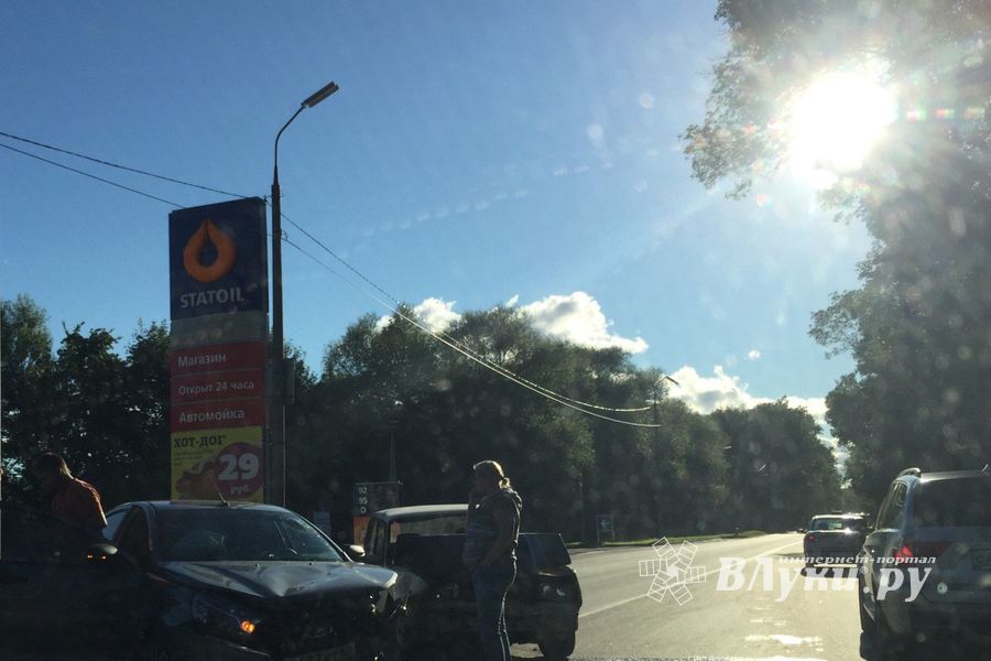 ДТП на Октябрьском в Великих Луках (ФОТО)