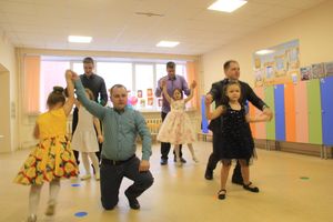 Великолукские школьники поздравили мам и учительниц (ФОТО)