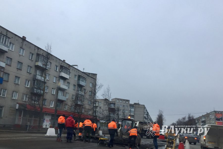 И вновь ремонт на проблемном перекрестке Великих Лук (ФОТО)