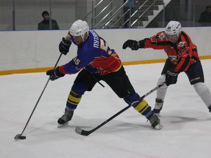 Хоккеисты «ЛукиСпорт» чествуют сразу двух юбиляров (ФОТО)