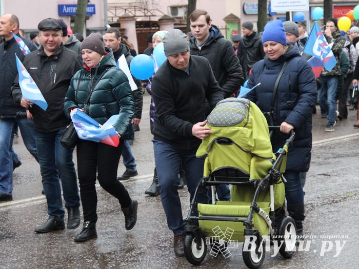 В Великих Луках прошло праздничное шествие (ФОТО)