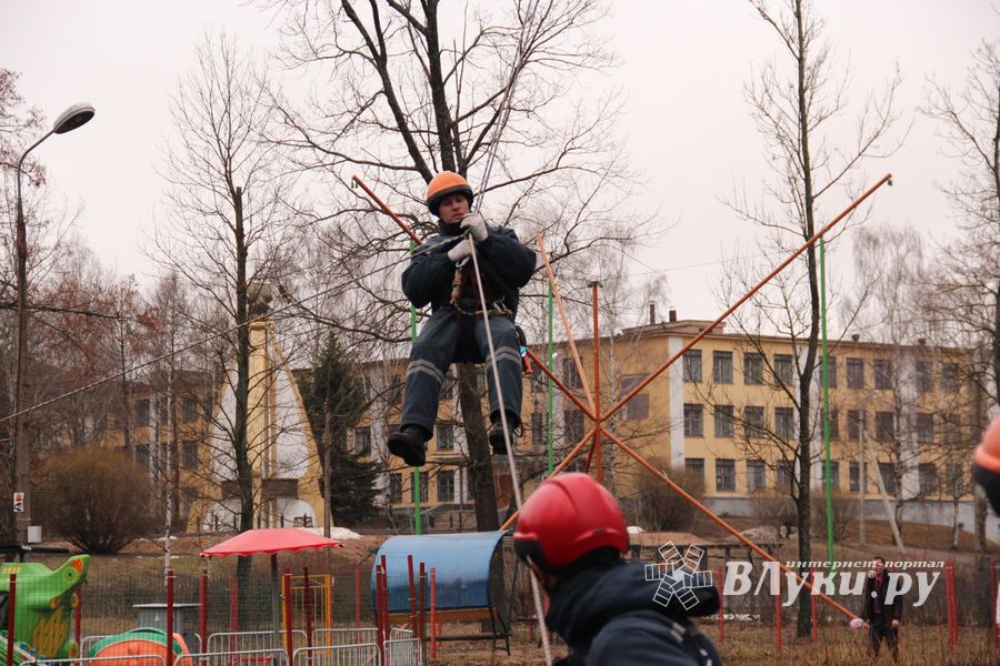 В Великих Луках в Парке культуры и отдыха полным ходом идёт подготовка к празднованию Масленицы (фото)