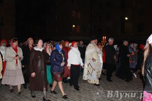 Крестным ходом встредили великолучане светлый праздник Пасхи