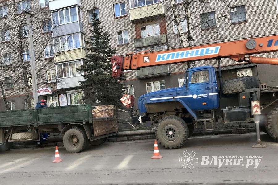 На проспекте Гагарина восстанавливают сбитые автомобилями столбы (ФОТО)
