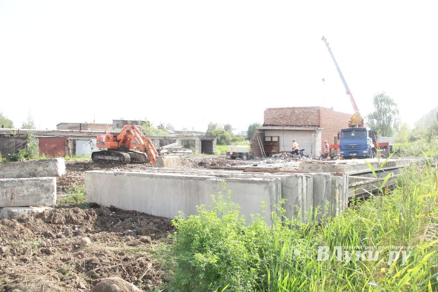 Расчистка местности для строительства путепровода в Великих Луках продолжается (ФОТО)