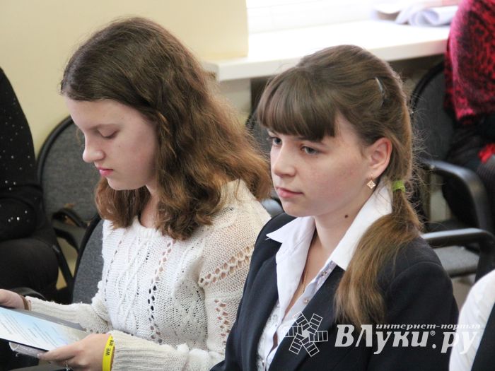 В Великих Луках наградили самых умных школьников