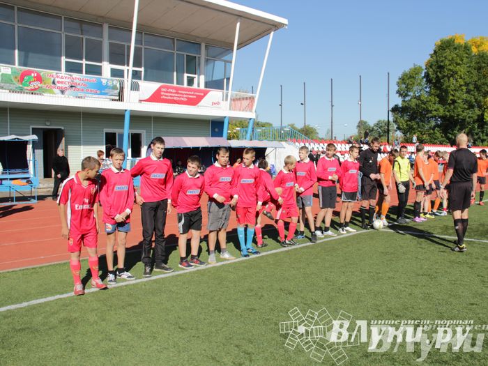 В Великих Луках стартовал открытый турнир по футболу