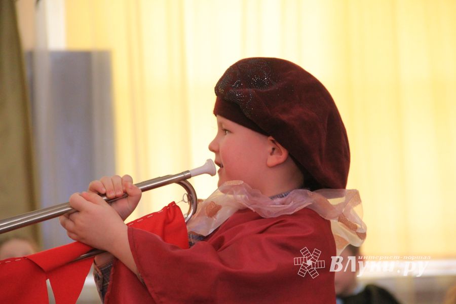 Юные великолучане поздравили мам и бабушек с помощью Золушки (ФОТО)