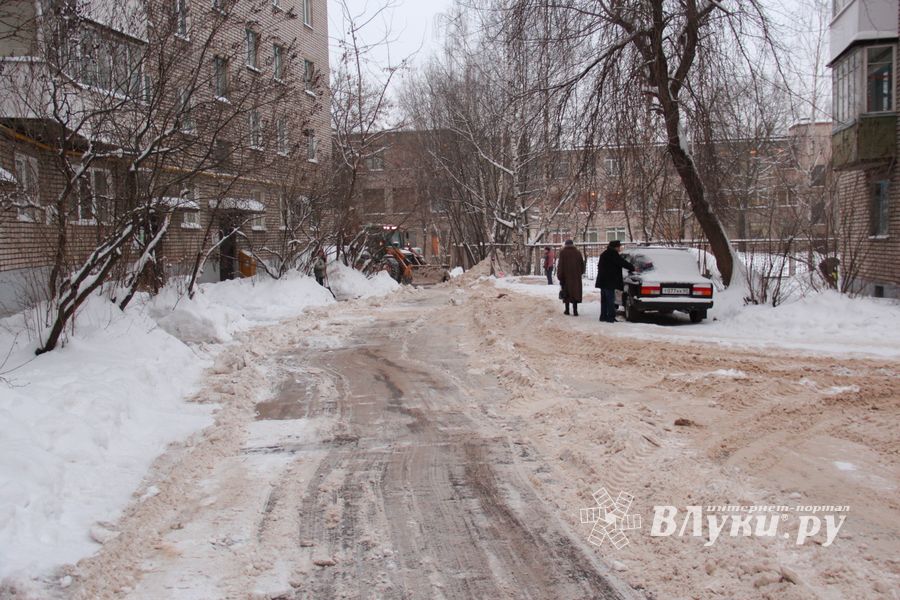 В великолукском дворе замечен трактор, убирающий снег