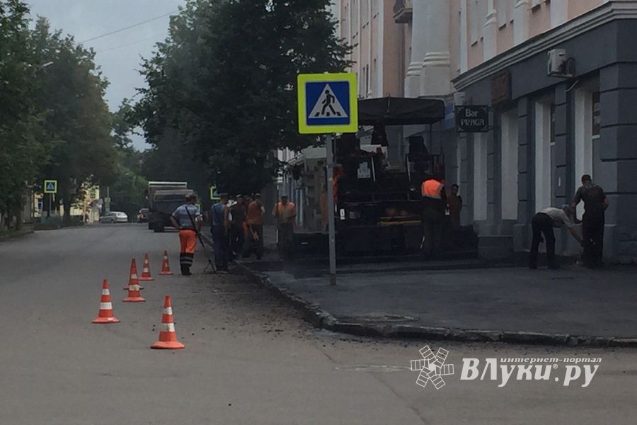 На ул. Некрасова в Великих Луках появился новый асфальт, на здании городской администрации — штукатурка (ФОТО)