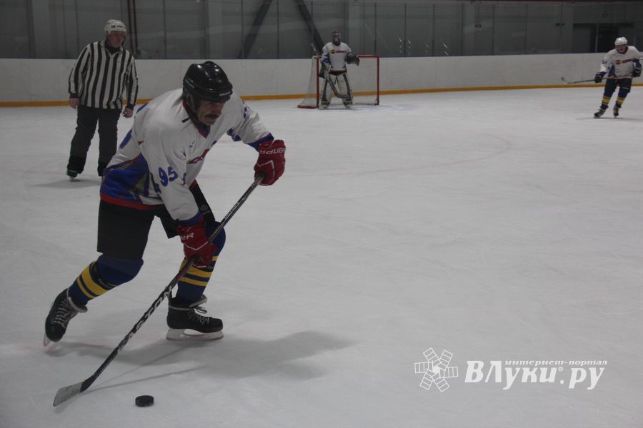 Две великолукские команды хоккеистов одержали победы в домашних матчах (ФОТО)