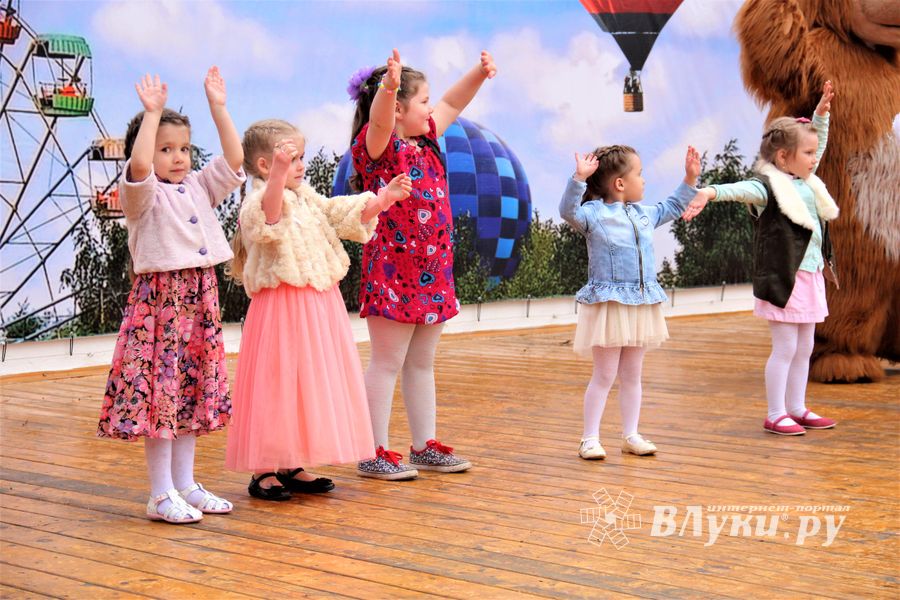 В Великих Луках День России отметили большим концертом (ФОТО)