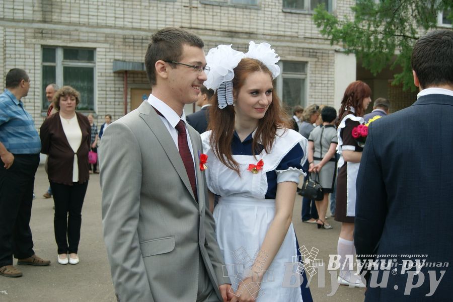 «Последний звонок» в школах Великих Лук