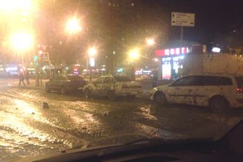 В Петербурге водитель самосвала залил цементом припаркованные автомобили и дорогу (фото)