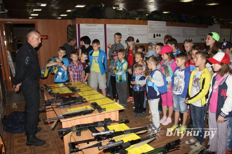 «Урок мужества» прошел в СОБР УМВД России по Псковской области (фото)