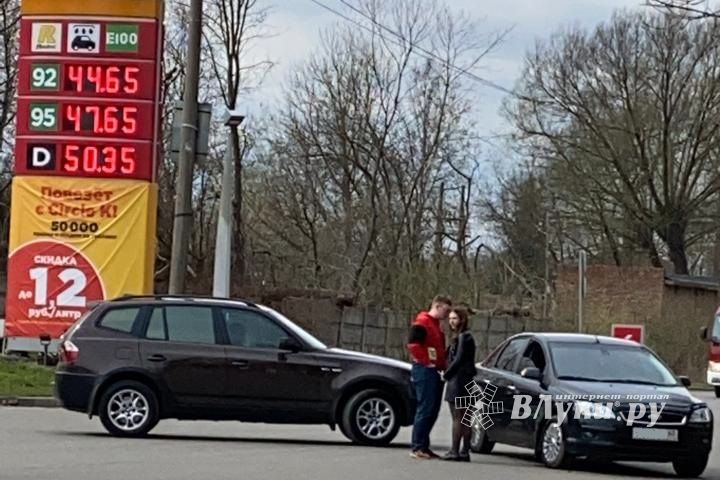 На проспекте Гагарина столкнулись BMW и Ford (ФОТО)