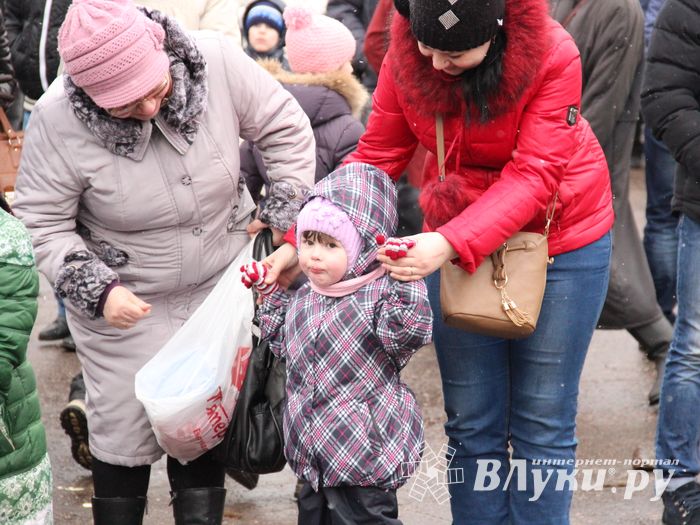В Великих Луках сожгли Масленицу (фото)