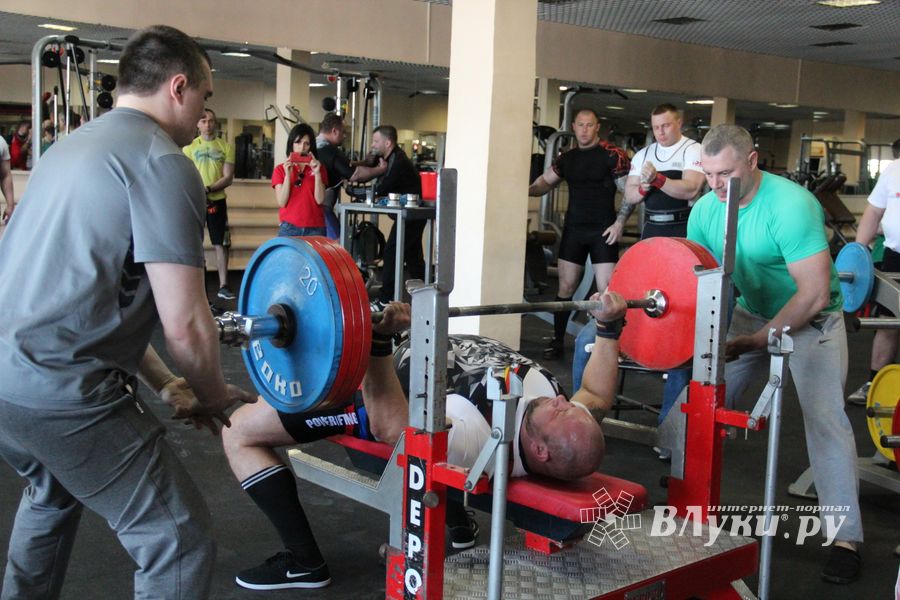 В Великих Луках состоялись Чемпионат и Первенство Псковской области по жиму штанги лежа (ФОТО)