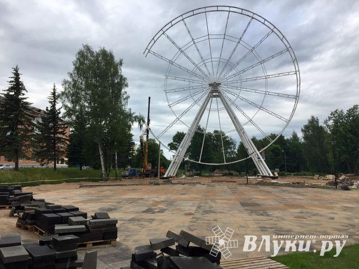 В Великих Луках убрали старое колесо обозрения (ФОТО)