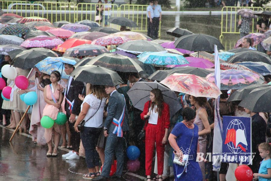 Великолукской «Бригантине» пришлось поплавать под дождём (ФОТО)