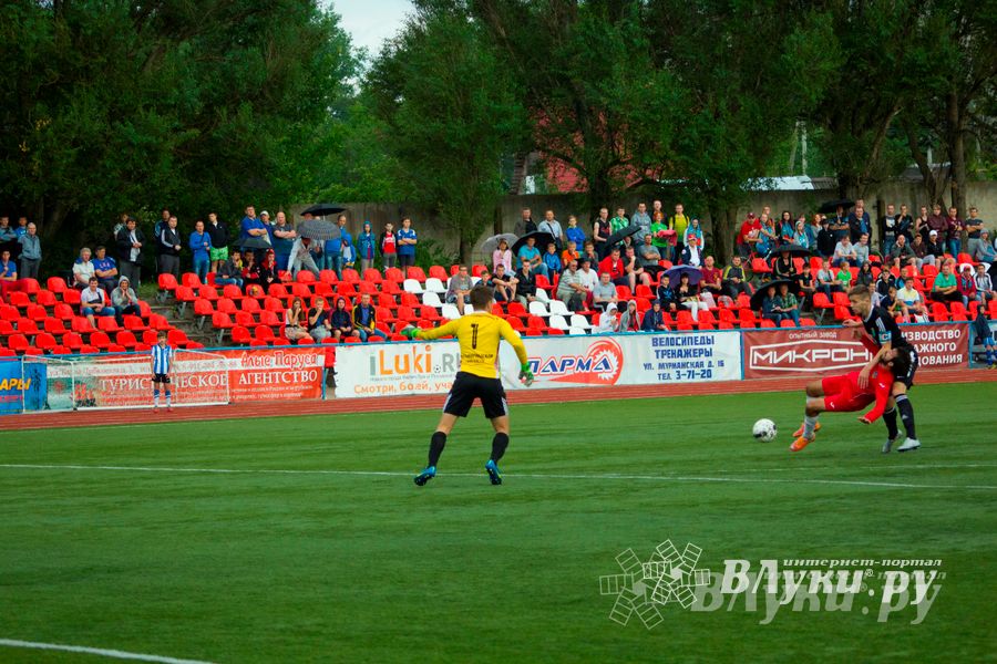 Матчи по футболу в рамках Первенства России проходят в Великих Луках (фото)