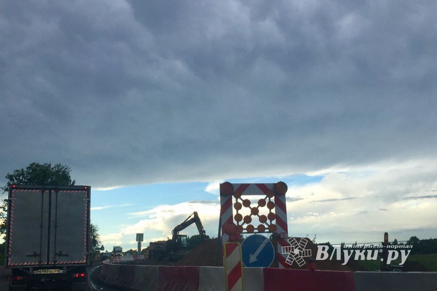 Пробка на трассе М9 на выезде из Великих Лук (ФОТО)