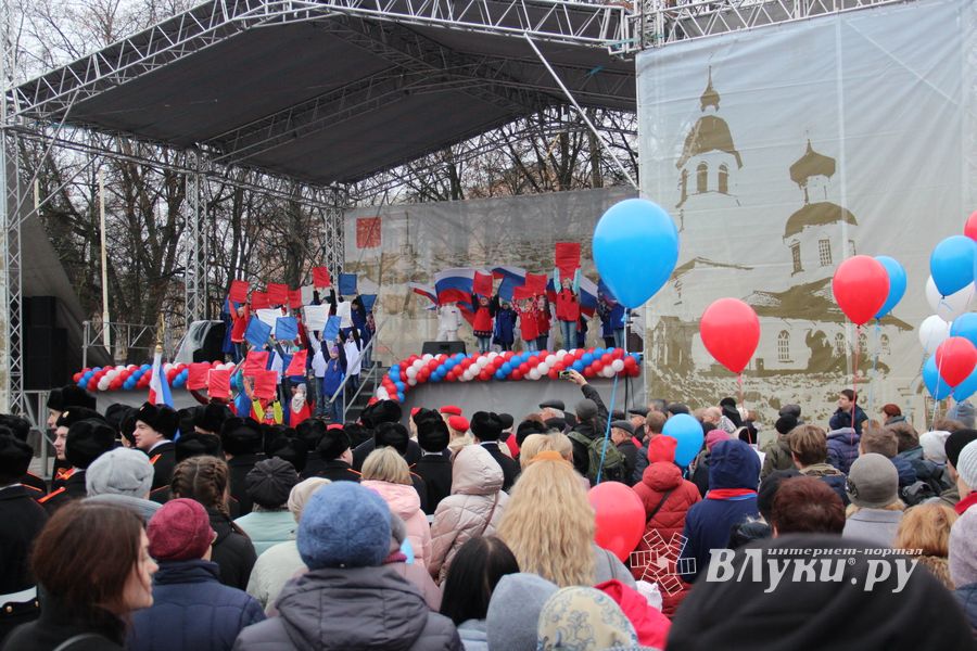Митинг и праздничные гуляния в Великих Луках (ФОТО)