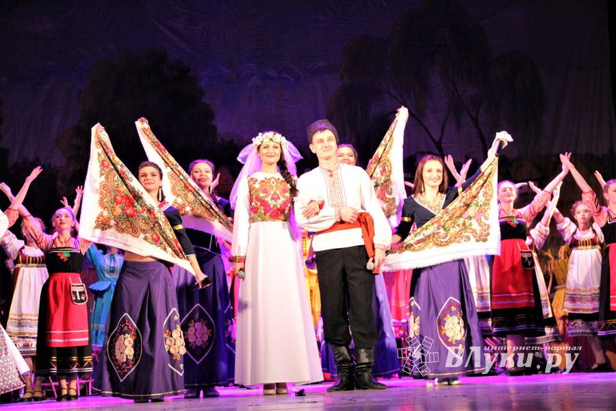 Кони стоят пьяные, хлопцы запряженные — в ГДК Ленина сыграли «Свадьбу в Малиновке» (ФОТО)