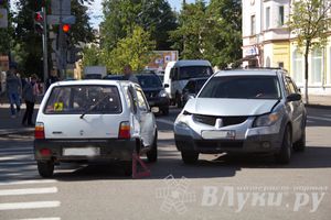 ДТП в Великих Луках: дорогу не поделили «Ока» и «Понтиак» (ФОТО)