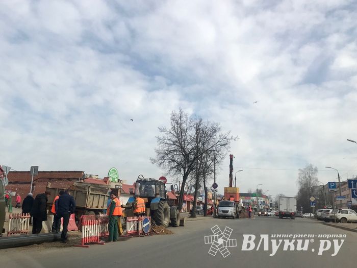 Возле Смоленского рынка завершают замену канализационной трубы (ФОТО)