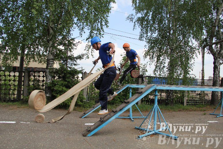В Великих Луках прошли соревнования среди пожарных