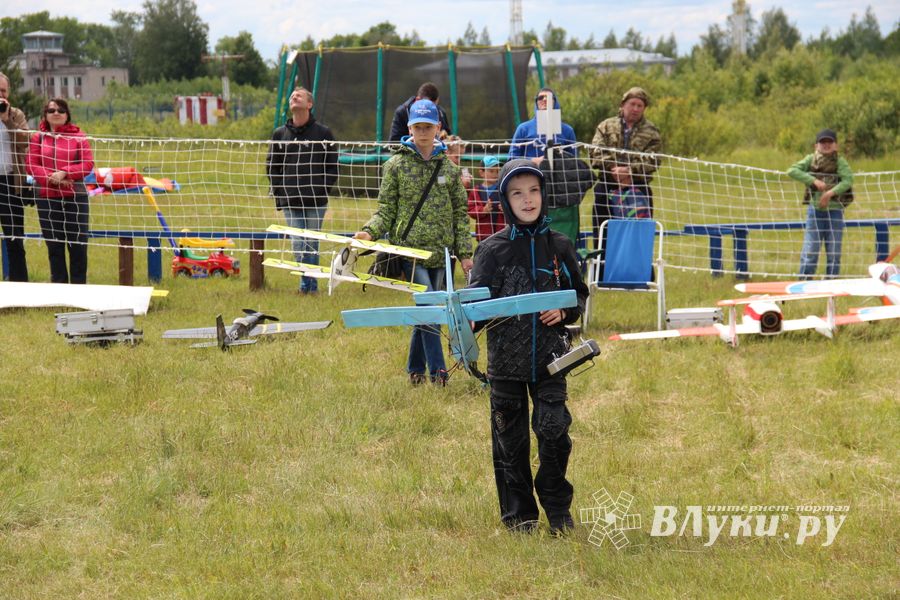 В Великих Луках проходит 7-й Фестиваль авиамодельного спорта (ФОТО)