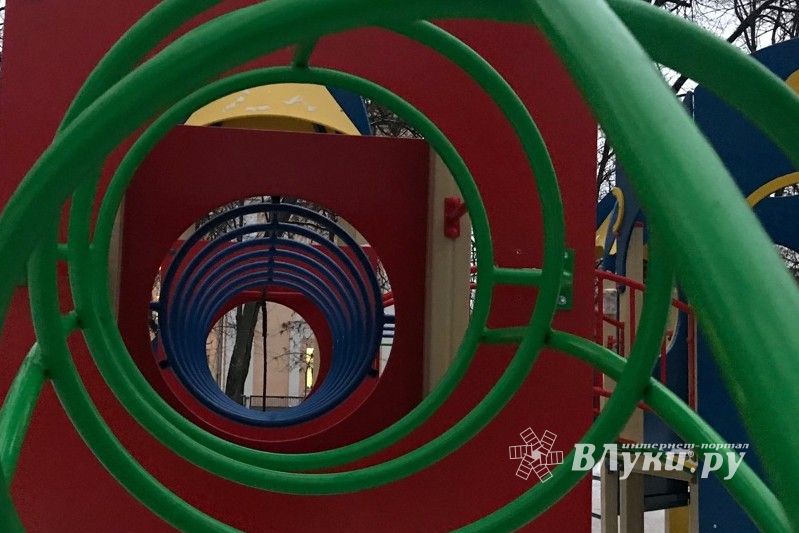 И вновь великолукский «Зеленхоз» обязали отремонтировать детскую площадку