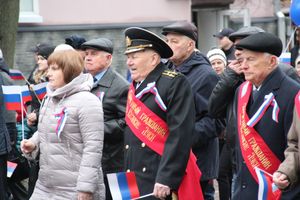 В Великих Луках прошло праздничное шествие (ФОТО)