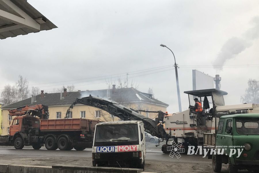 Вниманию автомобилистов - на улице Холмской снимают асфальт (ФОТО)