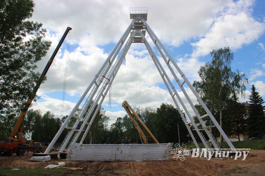 Ноги будущего колеса обозрения обрастают лучами (ФОТО)