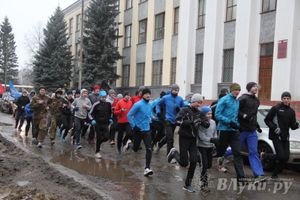 Из Великих Лук стартовал легкоатлетический пробег, посвященный 72-й годовщине подвига героя Советского Союза Александра Матросова (фото)