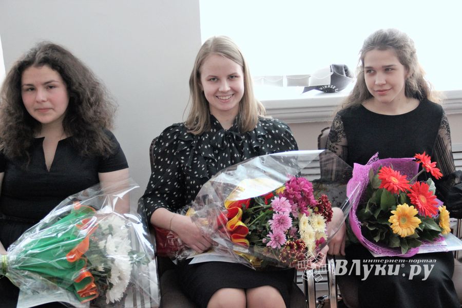 Лучших выпускников Великих Лук наградили «Золотыми парусами» (ФОТО)