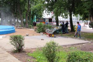 В Великих Луках сажают, стригут и красят (ФОТО)